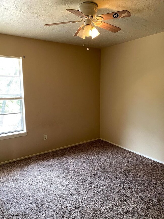 Building Photo - 2/1 Duplex Available 7/29/2026!