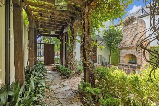 Building Photo - 4800 Palm St