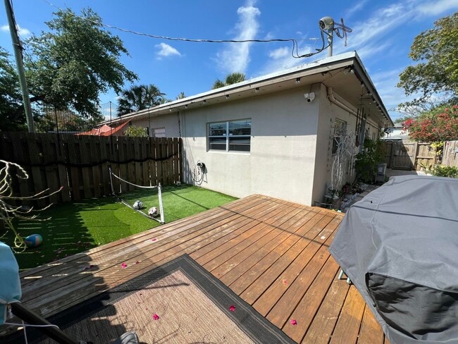 Building Photo - 1130 NE 3rd Ave