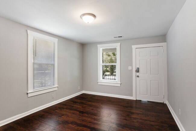Building Photo - Large 3BR/2BA Home Walking Distance to Daf...