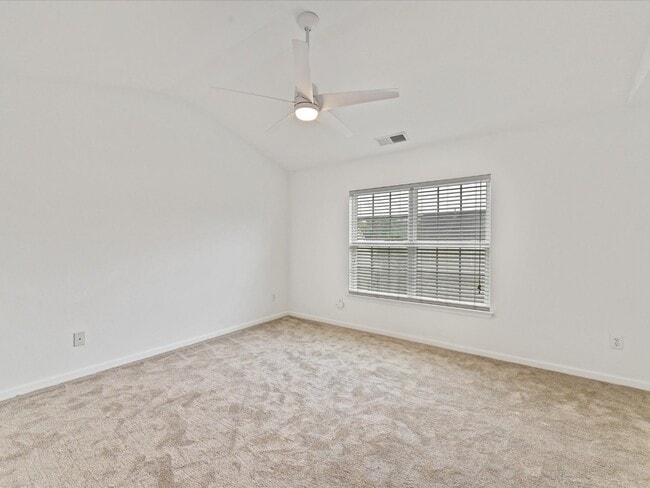 Building Photo - Spacious Townhome!