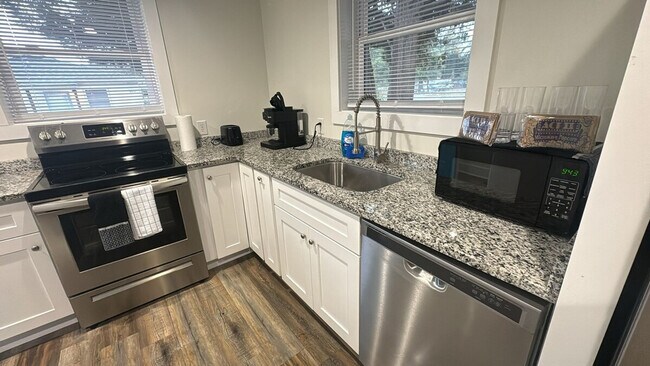 Building Photo - 403 Cedar Lane Rd