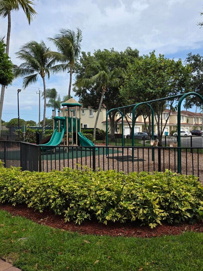 Building Photo - 2866 S Oasis Dr