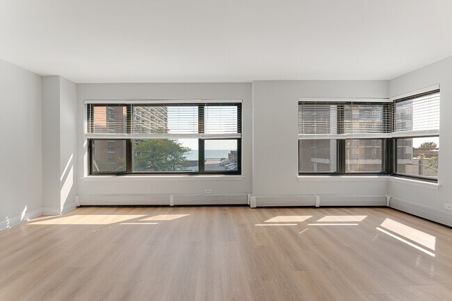 Building Photo - 5858 N Sheridan Rd