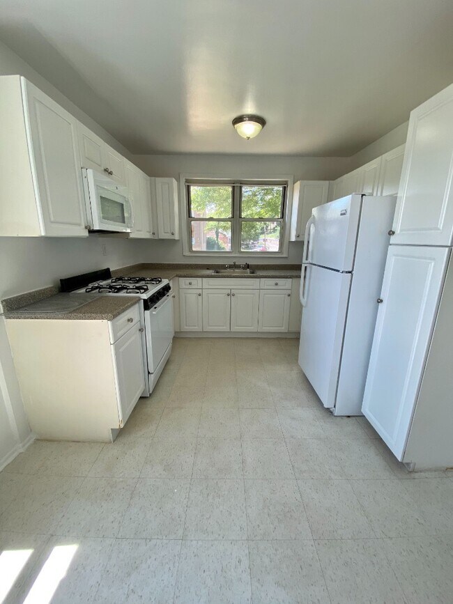 Building Photo - 157 White Plains Rd
