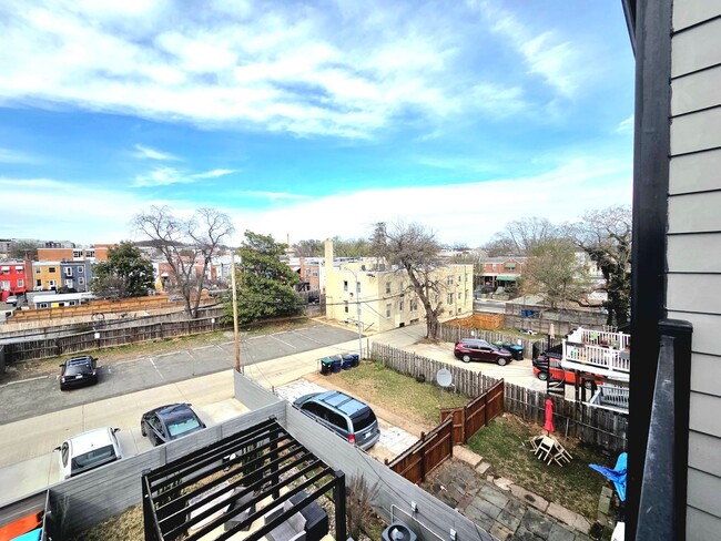 Building Photo - Updated 2 BR/2 BA Condo | Top Floor Living...