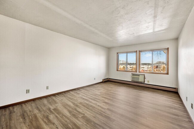 Building Photo - 1156 W Carriage Dr