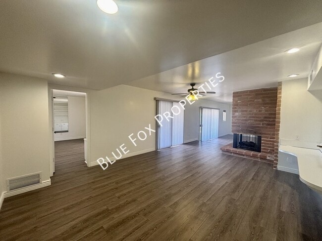 Building Photo - 900 E Vía Lucitas