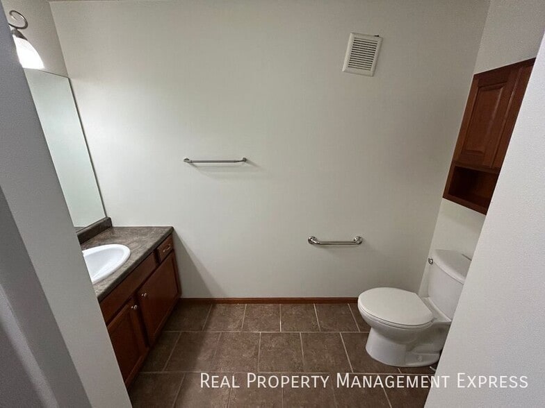Building Photo - 2 Bedroom, 1 Bath Townhome with Amenities!
