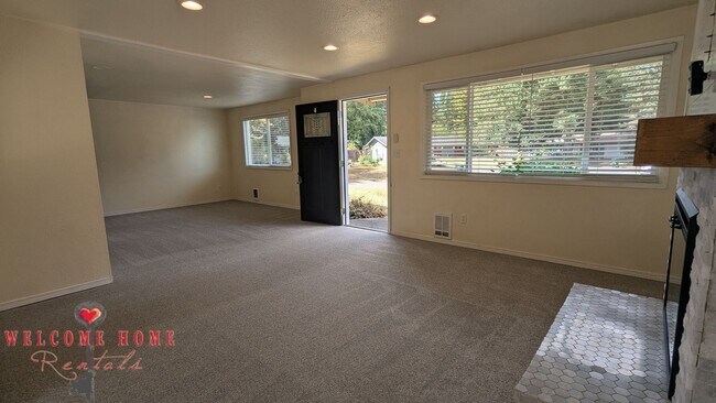 Building Photo - 910 Gregory Way SE