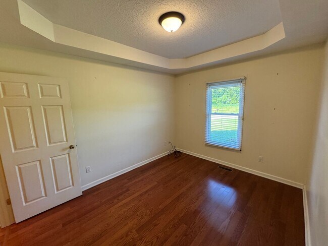 Building Photo - Steps from the Tee—Your Golf Course Home A...