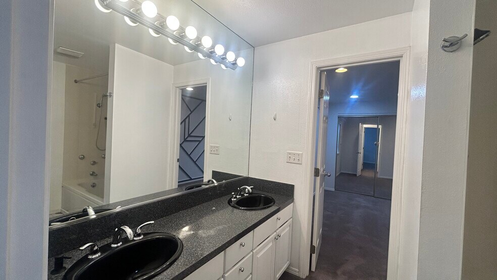 Building Photo - 28430 16th Ave S