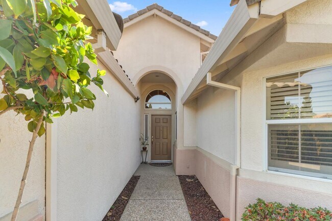 Building Photo - Charming Country Rose Home Located in Sun ...