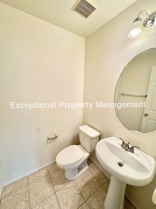Building Photo - Ready to move in 3 bed 3 bath home