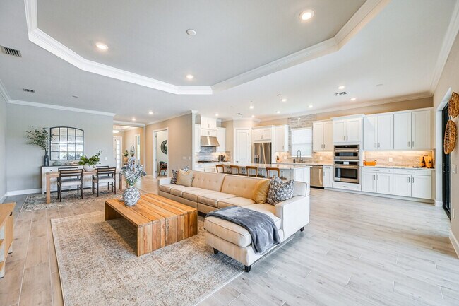 Building Photo - 15140 Pescara St