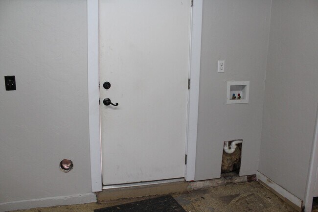 Building Photo - Huge Playroom - Family Room!