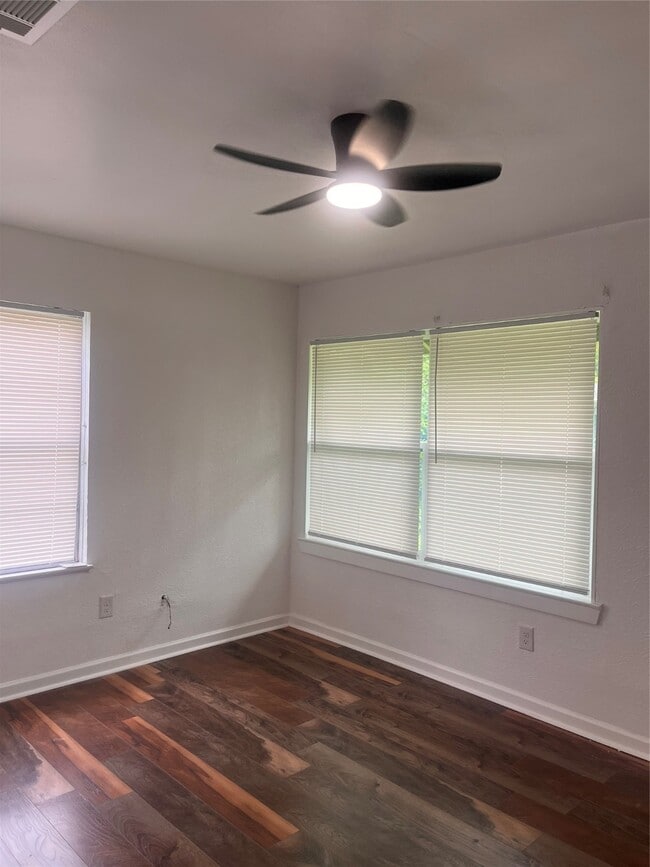 Building Photo - 6043 Lyndhurst Dr