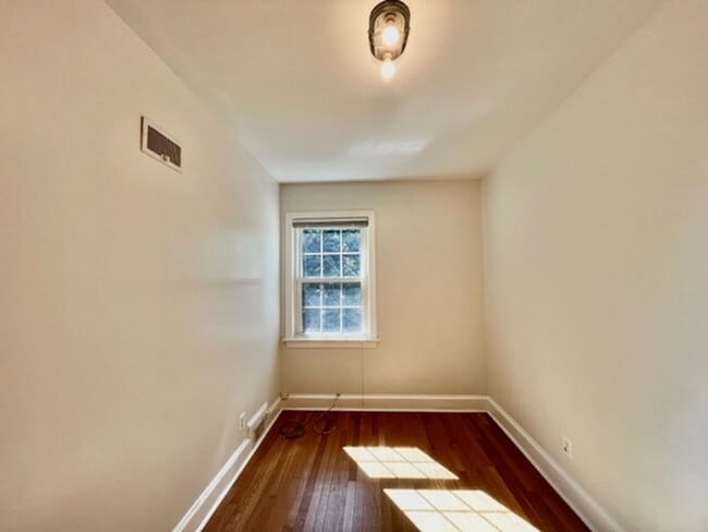 Building Photo - Great 4 BR 3 BA townhouse in great quiet s...