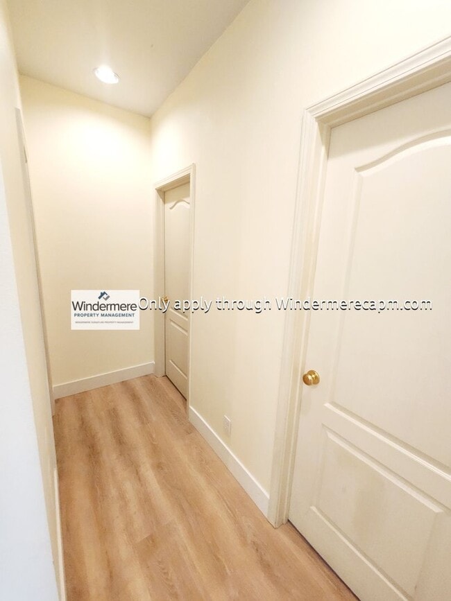 Building Photo - Bright 3 bedroom, 2 bath in Gated Communit...