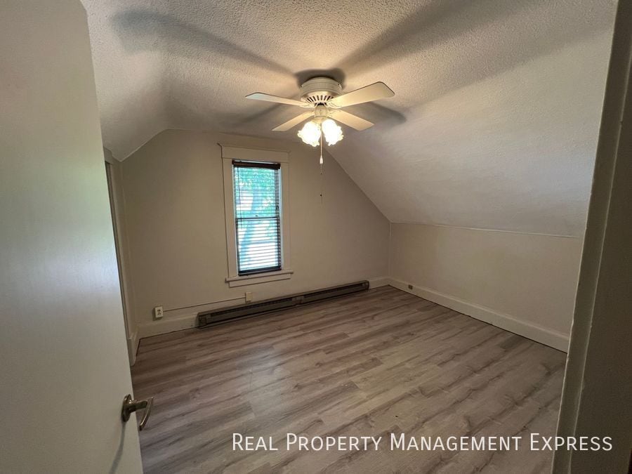 Building Photo - 925 N Blauvelt Ave