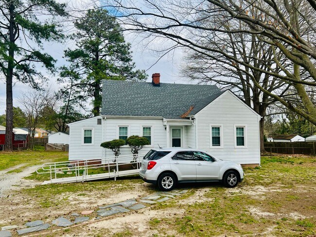 Building Photo - Renovated 3 bdrm/1.5 bath Home with Bonus Room and Dressing Room Located Near Hopkins Rd.