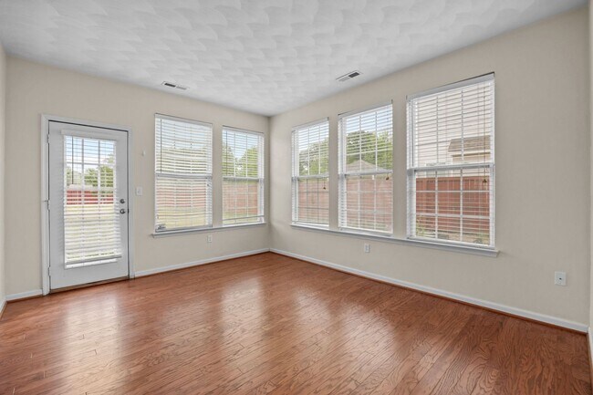 Building Photo - Spacious 5BR Home with Large Backyard in Quiet Chesapeake Neighborhood!