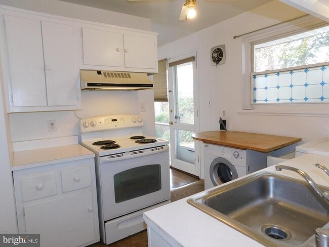 Building Photo - 6037 Grosvenor Ln