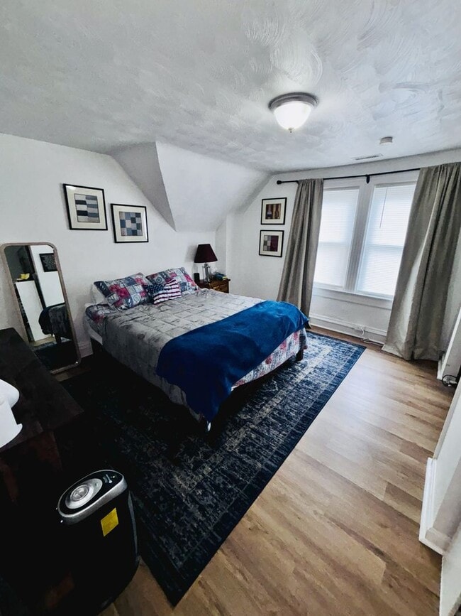 Building Photo - Charming 2-Bedroom Apartment with River Views