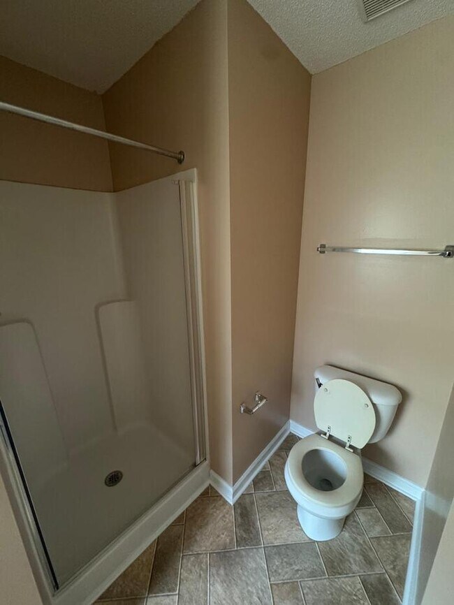 Building Photo - Move-in ready townhome in East Point/Colle...