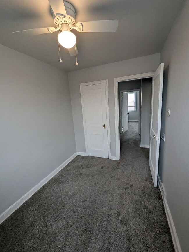 Building Photo - Large Home - Holmesburg