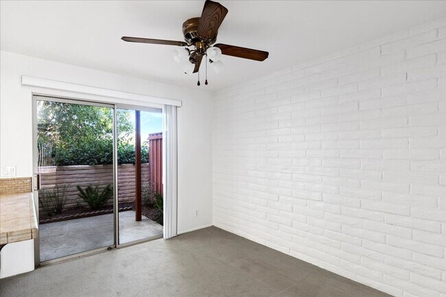 Building Photo - Escondido 2 bed 2.5 bath condo for lease