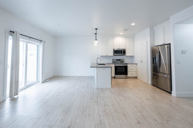 Building Photo - BEAUTIFUL 3 BED 2.5 BATH TOWNHOME IN SUGAR CITY