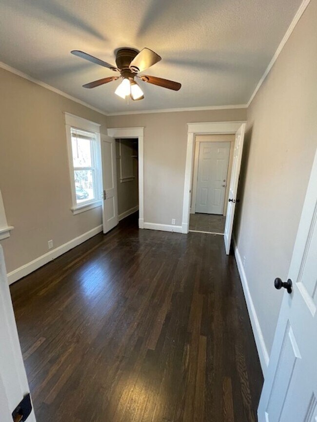 Building Photo - 3bd/1ba Home, Large Yard!! Half off 2nd Mo...