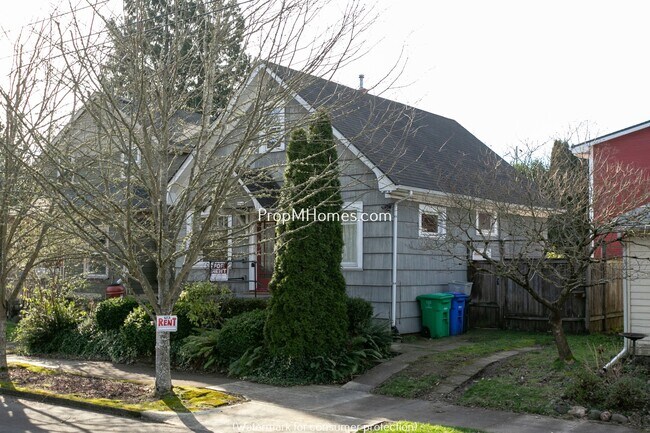 Building Photo - Classic Two Bedroom Bungalow In The Heart Of Sellwood!