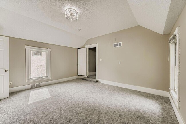 Building Photo - 707 Jenks Ave E