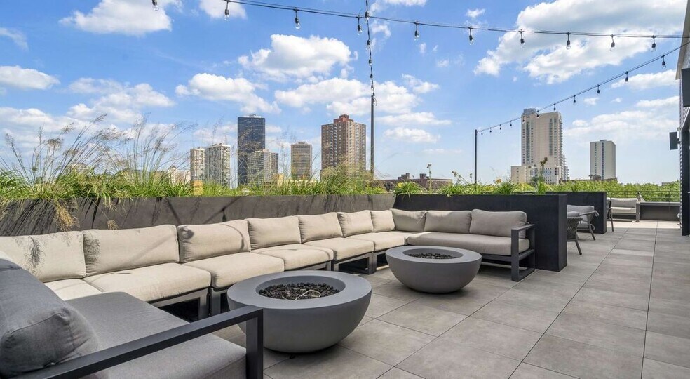 Building Photo - 1135 W Winona St