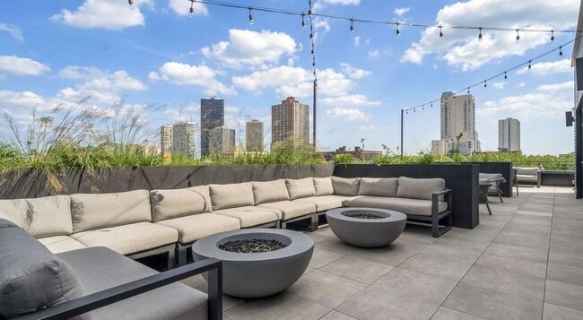 Building Photo - 1135 W Winona St