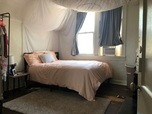 Building Photo - 5 BR / 2 BA House Near Bryan Park - Available August 2026!