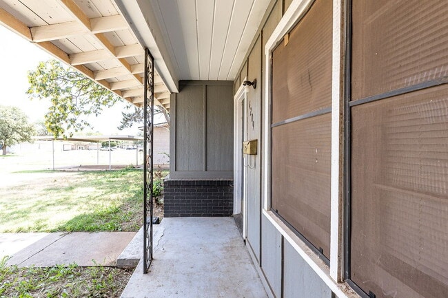 Building Photo - Charming 3 bedroom