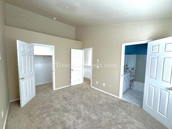 Building Photo - Location, Location, Location! 3 Bed/2.5 bath Townhome w/Deck in near Progress Ridge