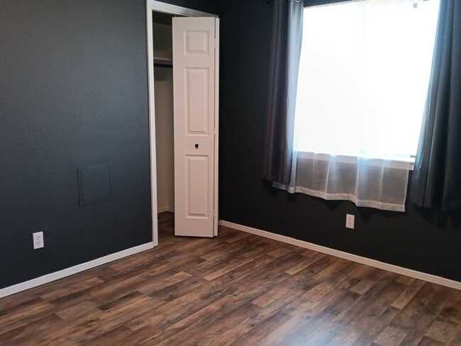 Building Photo - 3 Bedroom, 1 Bathroom Home! Schedule a Showing Soon!