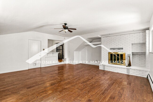 Building Photo - Spacious Home with Fenced Yard and Washer/Dryer