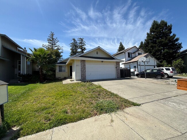 Building Photo - Charming 3 Bed, 2 Bath Home with 2-Car Garage – Rent Ready!
