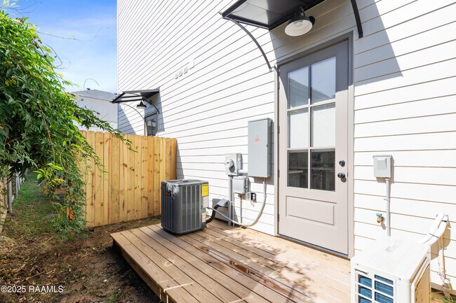 Building Photo - 204 Steiner Oaks