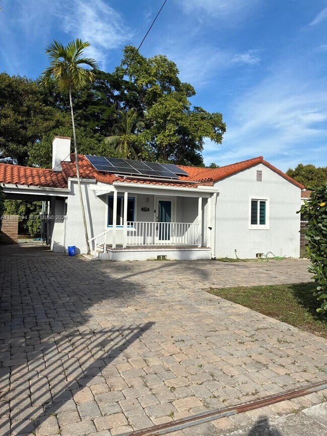 Building Photo - 1757 SW 24th Ter