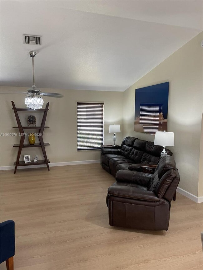 Building Photo - 1402 SE 1st Terrace