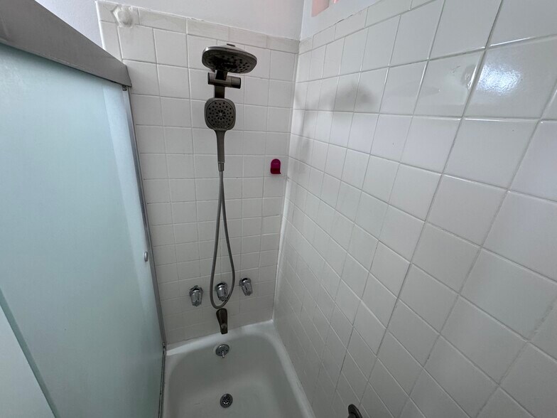 Building Photo - 1850 N Hollywood Way