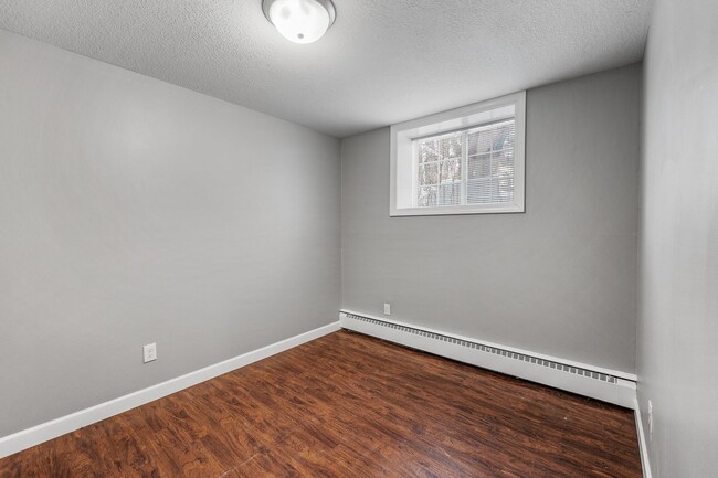 Building Photo - Spacious 1BR/1Bath apartment available Now!