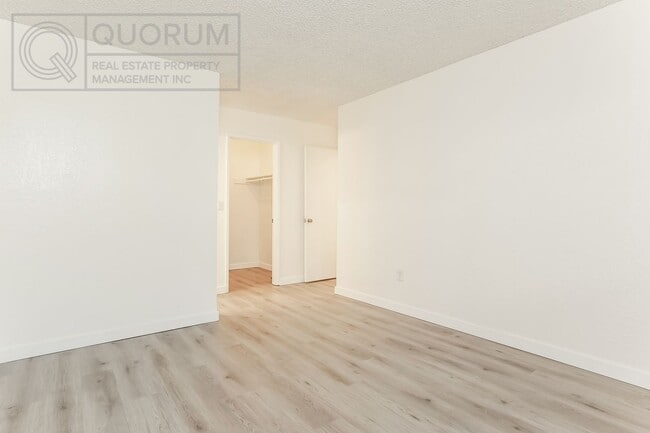 Building Photo - 3 Bed 2 Bathroom Edmonds Condo!