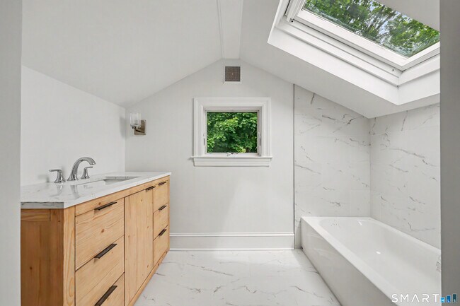 Building Photo - 15 Shorelands Pl